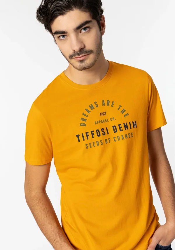 04-camiseta-con-estampado-frontal-01